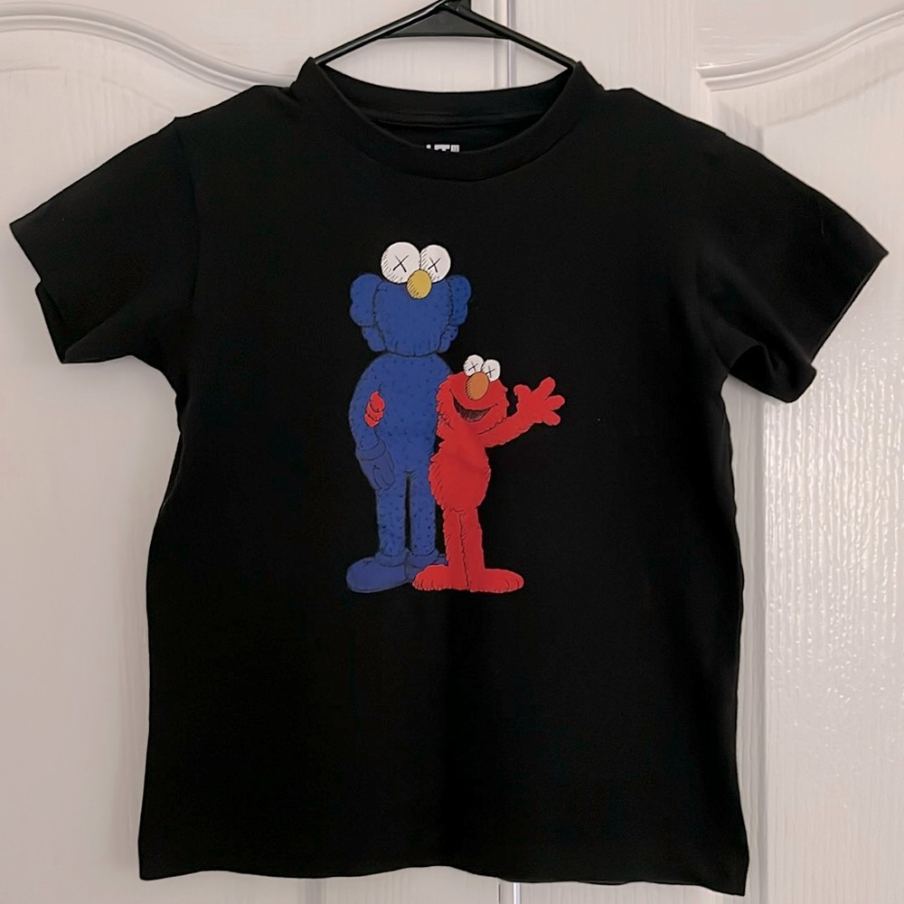 Uniqlo x Kaws x Sesame Street, Kids T-shirt. Sz 7-8